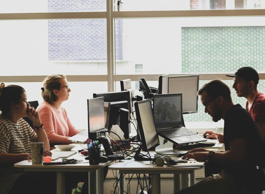 Tres estudios, tres futuros: el incierto impacto de la IA en el mercado laboral